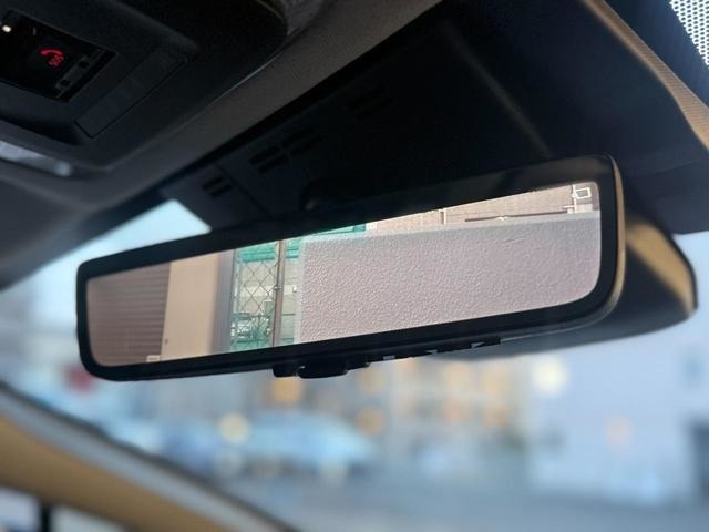 バックカメラが装着されております。狭い駐車場や、ローダウンした場合の輪留めの位置などを余裕をもって確認できるカスタムカーの必須アイテム！ついてて嬉しい装備です！
