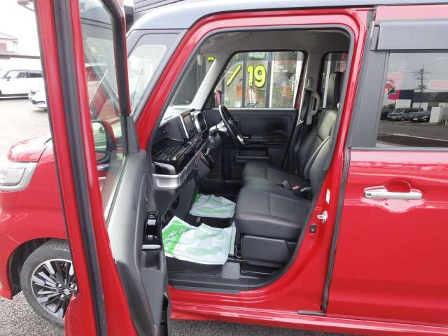 運転席、助手席　ゆったりくつろげます。