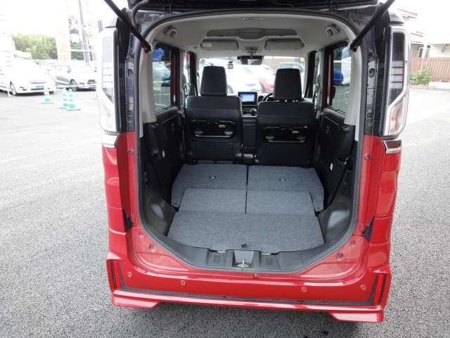 シートアレンジ次第で大きな荷物も載せられます♪