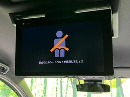 【フリップダウンモニター】大画面モニターで後席でもエンタメをお楽しみいただけます。小さなお子様にも大人気の装備です♪
