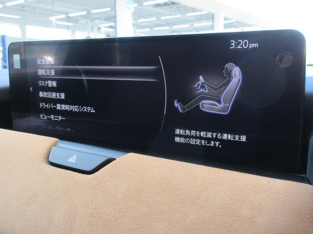 こちらのお車には先進安全装備が多数搭載されています。衝突被害を回避あるいは軽減するためのブレーキや、後方死角からの接近警報、車線逸脱を防止する警報装置など、詳しくはスタッフまでお尋ねください。