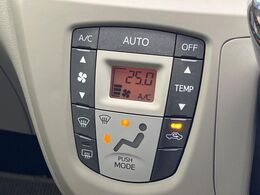 【オートエアコン】一度お好みの温度に設定すれば、車内の温度を検知し風量や温度を自動で調整。暑い…寒い…と何度もスイッチ操作をする必要はありません。快適な車内空間には必須の機能ですね♪