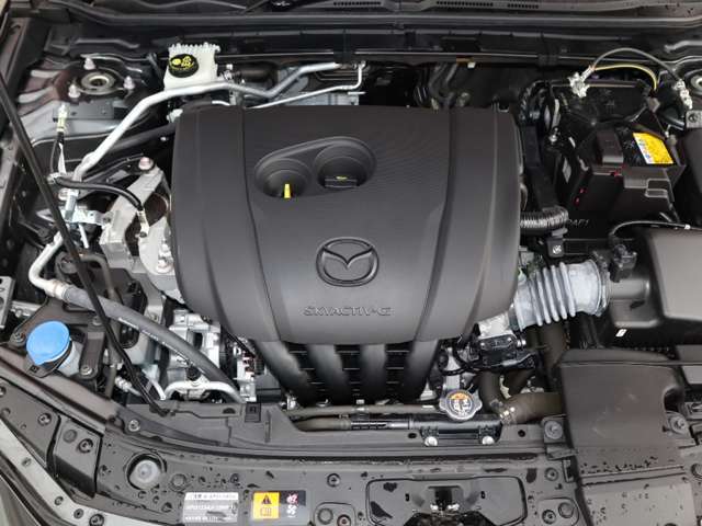 24Vマイルドハイブリッドで爽快な走りを実現する「e-SKYACTIV-G 2.0」。高効率エンジンと電動化技術の組み合わせにより、燃費性能とアイドリングストップ機能をさらに向上させました。