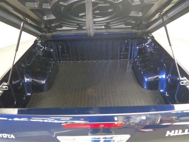 荷台にはハードトノカバーがあり、ロックもかけられます。