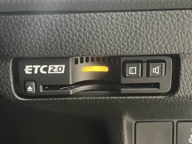 【ETC車載器】を装備しておりますので、ご納車直後からの遠距離ドライブも可能です。土日の利用料金の割引や、朝夕の通行料金を割引料金で高速道路をお楽しみいただけます。