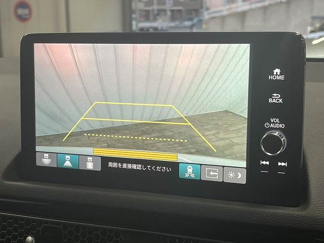 【カラーバックモニター】を装備しております。リアの映像がカラーで映し出されますので日々の駐車も安心安全です。