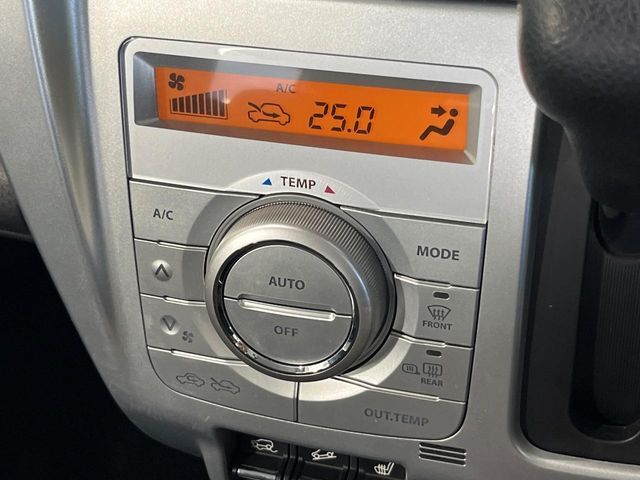 【オートエアコン】一度お好みの温度に設定すれば、車内の温度を検知し風量や温度を自動で調整。暑い…寒い…と何度もスイッチ操作をする必要はありません。快適な車内空間には必須の機能ですね♪