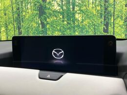 【12.3インチマツダコネクト】車内の雰囲気にマッチした大型ディスプレイ。スマホ接続でのナビ使用やBluetooth再生等、様々な機能が楽しめます。直感的なダイヤル操作が可能で、使い勝手も良好です。