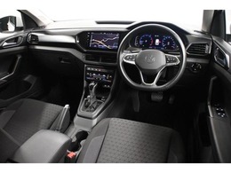 人を中心とした機能的なインテリア。フォルクスワーゲン車は、使いやすさと、視界の良さにもこだわっています。