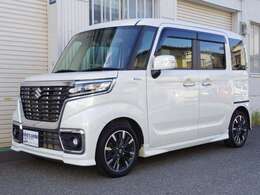 ワンズアームズのスタッフは国家資格整備士です。自社整備工場完備で、仕入れから販売、買取、修理、アフターフォローまで国家資格整備士が行い、良質安心な車両を安価にご提供出来るよう、日々、努力しております。