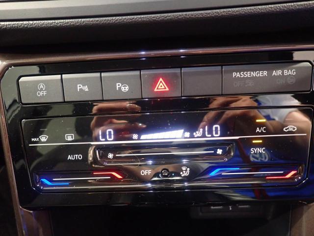 2ゾーンフルオートエアコンを装備。運転席と助手席、それぞれ独立して温度の設定ができます。