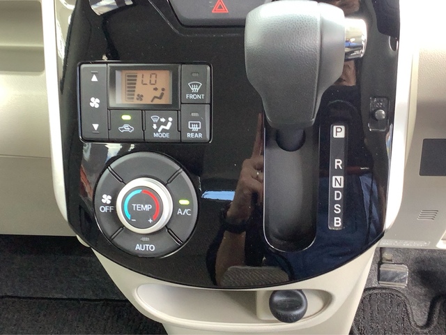 オートエアコン装備。一度お好みの温度に設定するだけで車内の温度を検知し風量や温度を自動で調整。暑いとか寒いとか何度もスイッチ操作をする必要はありません。快適な車内空間には必須の機能です