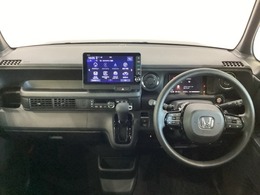 車内は光触媒抗菌消臭施工済です。インパネ周りはスタイリッシュなデザインで機能や装備も充実しています。グローブボックスやカップホルダーのほかにトレーなどたくさんの収納スペースが付いています。