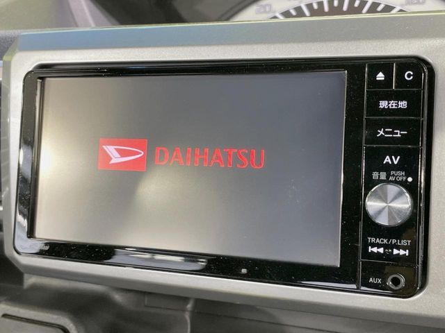 【純正ナビ】人気の純正ナビを装備しております。ナビの使いやすさはもちろん、オーディオ機能も充実！キャンプや旅行はもちろん、通勤や買い物など普段のドライブも楽しくなるはず♪