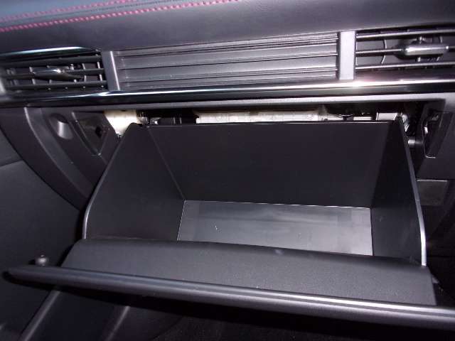 大型のグローブボックスは車検証など大きな物もすっぽりと収まるサイズとなっております。