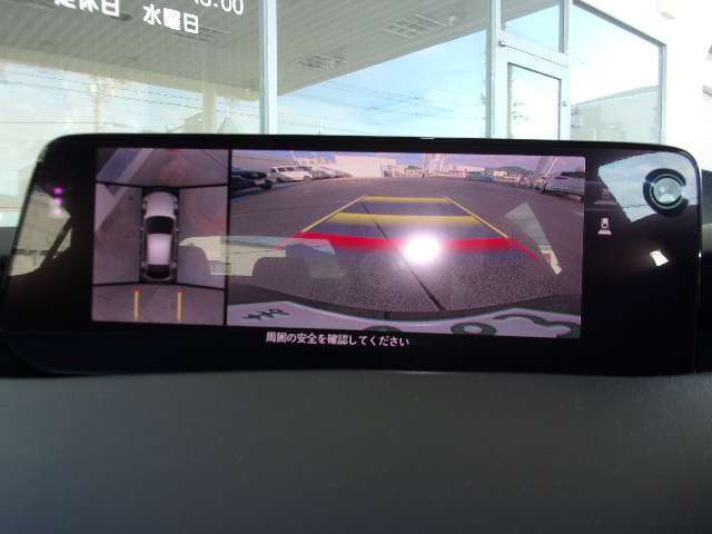 360度ビューカメラを搭載。4方の小型カメラの映像を処理し、車両真上からの映像に変換しています。