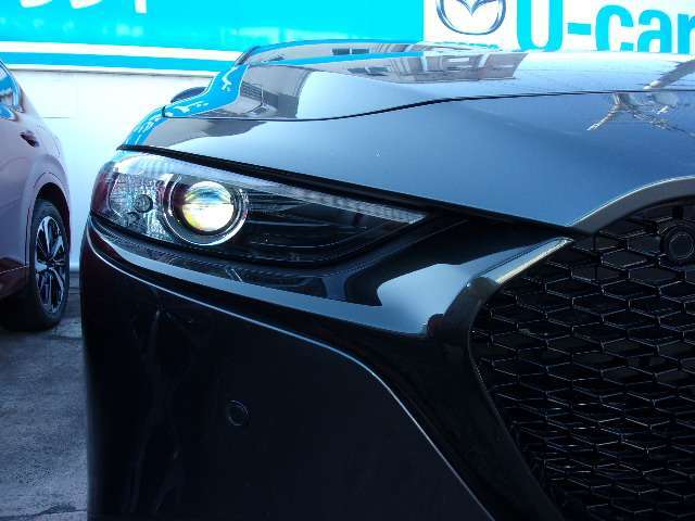 鋭く前方を照らす、LEDヘッドライト。遠くまで視界が開けることで、より安心したストレスのない走行を、提供してくれます。