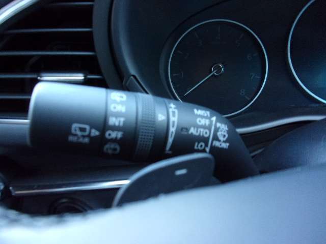 雨量によってワイパ-のコントロ-ルを自動で行うオートワイパ-