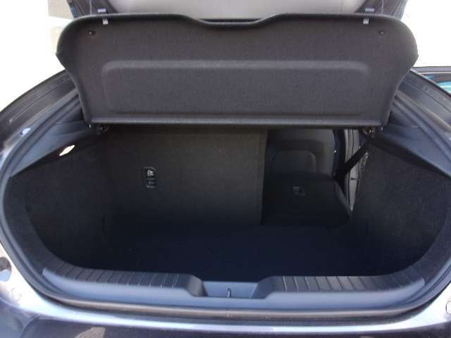 リアシートは6：4分割可倒式です。荷物の大きさに合わせてアレンジ可能です。