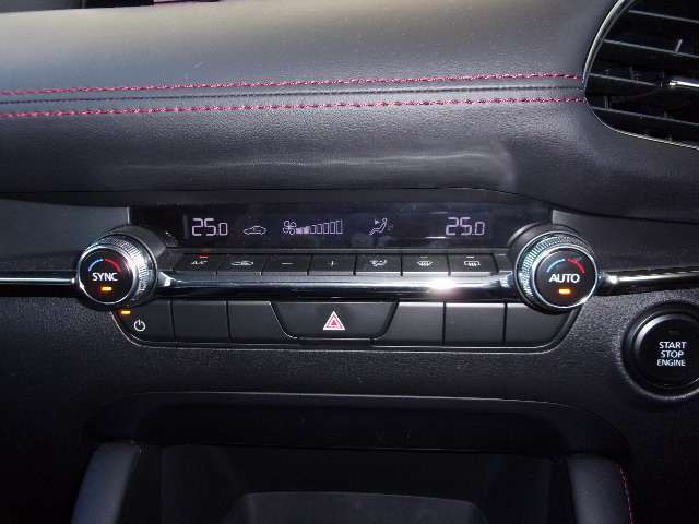 設定した温度に対して風量を自動調整してくれる、オートエアコンを装備しております。