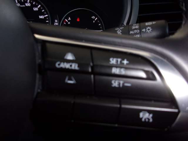 車速を一定に保つクルーズコントロール機能を搭載。高速道路などで長距離をドライブされる際などに、とても便利な機能です。