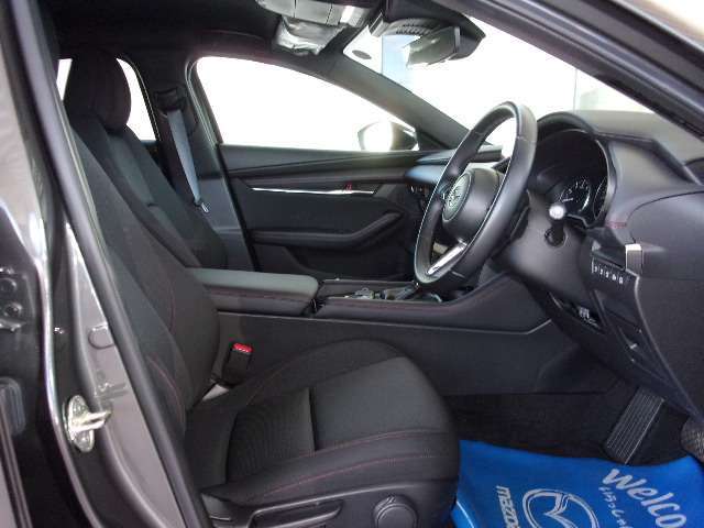 適度に身体をサポートしてくれ、ロングドライブでも疲れにくい形状のフロントシートになっています。