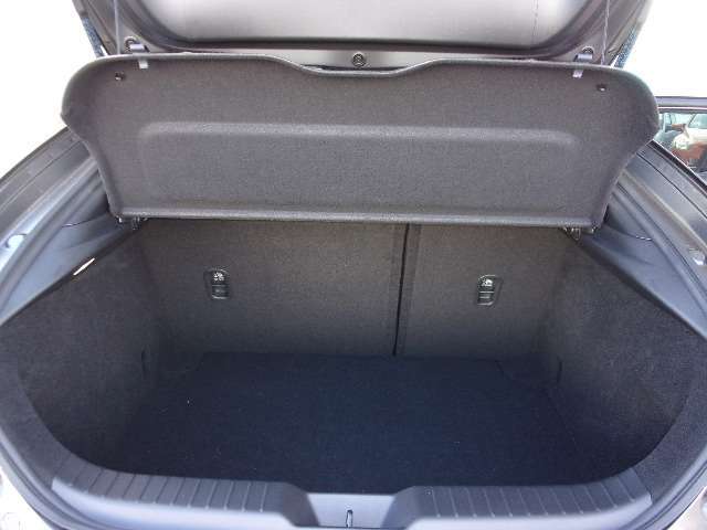 日常の使用に十分な広さの荷室です♪簡単な操作でシートアレンジもできます♪