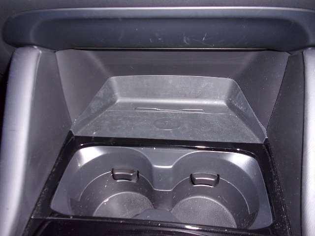 運転席と助手席の間には、カップホルダーも装備して、ドリンクを飲みながら、ドライブを楽しめます。