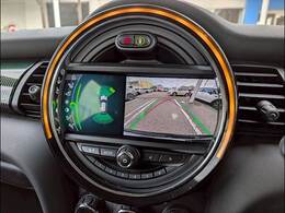 【バックカメラ】装備。後方確認に役立ち、楽々駐車やバックをしていただけます。