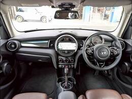 MINIならではのコックピット！！高級感があり、かつシンプルなデザインが飽きがこないとご好評いただいております。スイッチ一つ一つにも「こだわり」とセンスを感じます。