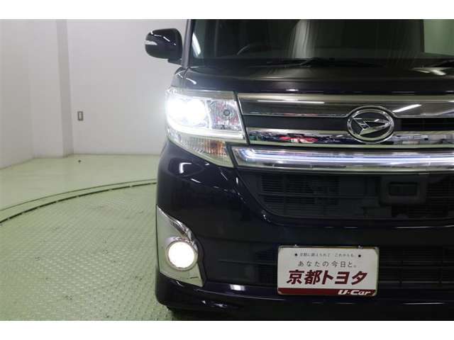 存在感のあるヘッドライトは夜道も明るく照らしてくれるLEDです。シルバー加飾に施されたイルミネーションランプもお洒落ですね。