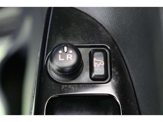 サイドミラーは電動格納ミラーなので、運転席からのボタン操作で格納できます。ミラーを閉じて入る立体駐車場などでは、有ると便利な機能です。