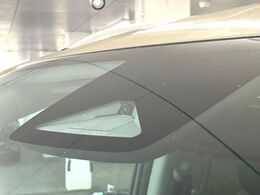 【ホンダセンシング】走行中に前方の車両等を認識し、衝突しそうな時は警報とブレーキで衝突回避と被害軽減をアシスト。より安全にドライブをお楽しみいただけます。