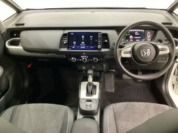 車内は光触媒抗菌消臭施工済です。スタイリッシュなデザインでスポーティなインパネ周りを演出します。グローブボックスやカップホルダーのほかにトレーなどたくさんの収納スペースが付いています。