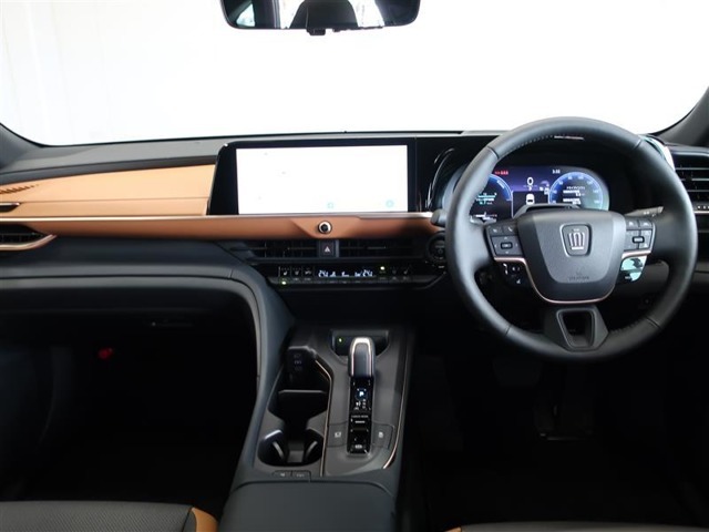 操作性とデザイン性を重視した運転席廻りと各種スイッチやメーター類です！