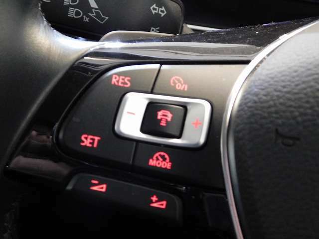 ハンドル左側：ACCアダプティブクルーズコントロールをこのボタンのみで行うことができます。運転中でもハンドル内にあることで視線の動き幅を抑えられ安全性を高めています。