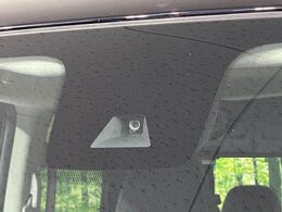 【三菱e-Assist】走行中に前方の車両等を認識し、衝突しそうな時は警報とブレーキで衝突回避と被害軽減をアシスト。より安全にドライブをお楽しみいただけます。