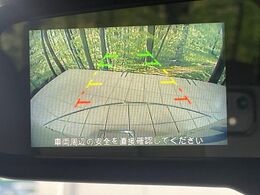 【バックカメラ】駐車時に後方がリアルタイム映像で確認できます。大型商業施設や立体駐車場での駐車時や、夜間のバック時に大活躍！運転スキルに関わらず、今や必須となった装備のひとつです！