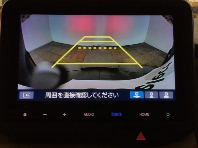 【バックカメラ】運転が苦手な方も車庫入れラクラクです！ギアをリバースに入れれば自動的に切り換わりますので、面倒な操作は不要です♪狭い駐車場もお車を傷つけず安心ですね！