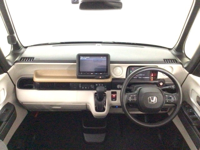 【前方視界】開放的な前方視界！運転がしやすく疲れにくいです♪窓が大きく、見通しがとっても良いおクルマですよ♪