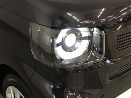 【LEDヘッドライト】大光量で夜道や雨の日の安心感を高めるLEDヘッドライト。周囲の明るさに応じて自動点灯・消灯/ライトの消し忘れも防げるオートライトコントロール付！