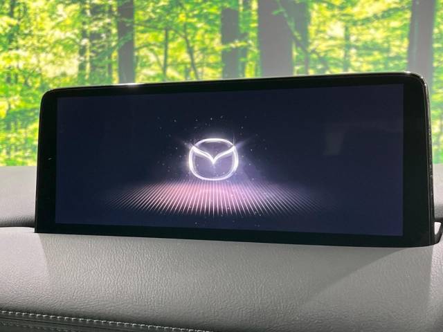【10.25インチマツダコネクト】車内の雰囲気にマッチした大型ディスプレイ。スマホ接続でのナビ使用やBluetooth再生等、様々な機能が楽しめます。直感的なダイヤル操作が可能で、使い勝手も良好です。