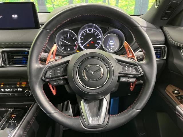 【純正革巻きステアリング】上質な革を使用することで、手にしっかり馴染みとても運転しやすいハンドルです♪