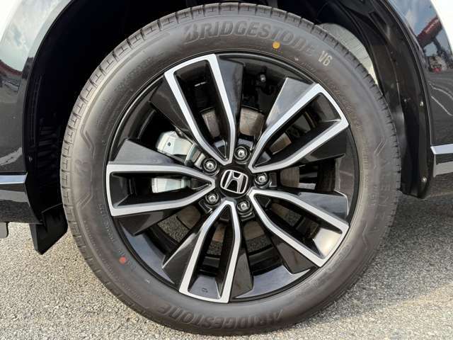 純正18インチアルミホイールを装備☆タイヤサイズは225/50R18となっております！