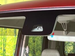 【スマートアシスト】走行中に前方の車両等を認識し、衝突しそうな時は警報とブレーキで衝突回避と被害軽減をアシスト。より安全にドライブをお楽しみいただけます。