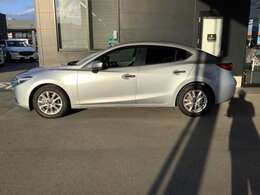 水平基調の造形で左右への広がり感と前後方向の軸の強さを追求するエクステリア