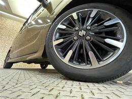 【純正アルミホイール】専用のアルミなので、お車のイメージにぴったり！！社外のアルミやサマータイヤ、スタッドレスタイヤも取り扱いございます！！ドレスアップもカスタマイズもお任せください！！