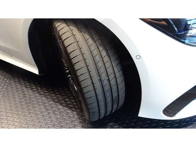メルセデスの認定中古車「サーティファイドカー」には、最大100項目にも及ぶ点検・整備項目が設定されています。