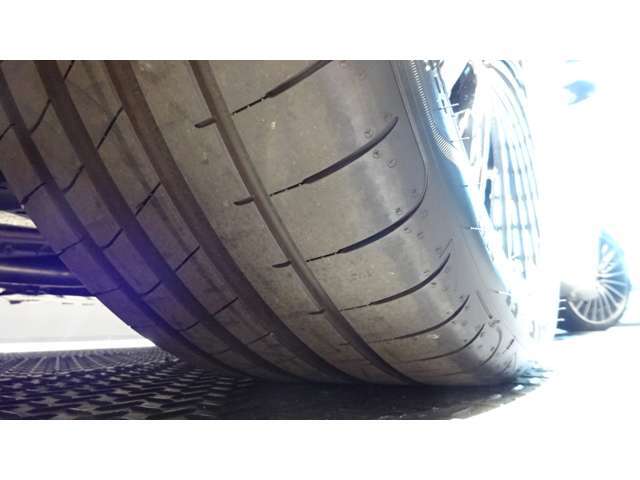 ここまでの新車おろしたてと変わらない安心をご提供できるのも、サーティファイドカーが、正規販売店での徹底したチェックと整備を経て、独自の厳しい基準をクリアした車であるからこそなのです。