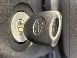 【キーレス】少し離れた場所からでもボタン一つでドアの開錠・施錠ができるのでとっても便利！ドアの鍵穴周りに傷をつけることもありません♪